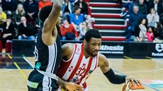 Pardubický křídelník Brandon Spearman se tlačí kolem Kendricka Raye (vlevo) z... Pardubický křídelník Brandon Spearman se tlačí kolem Kendricka Raye (vlevo) z...