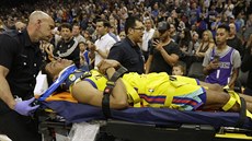 Patrick McCaw z Golden State míří na nosítkách do nemocnice po pádu na záda... Patrick McCaw z Golden State míří na nosítkách do nemocnice po pádu na záda...