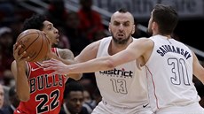 Tomáš Satoranský a Marcin Gortat z Washingtonu brání Camerona Paynea z Chicaga. Tomáš Satoranský a Marcin Gortat z Washingtonu brání Camerona Paynea z Chicaga.