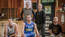 Reprezentaní trenéi Zbynk Choleva (vlevo nahoe) a Michal Kruk na turnaji...
