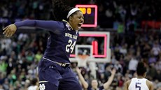 Arike Ogunbowaleová z Notre Dame se raduje, rozhodla semifinále NCAA proti... Arike Ogunbowaleová z Notre Dame se raduje, rozhodla semifinále NCAA proti...