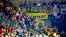 Fanoušci AEK Atény sledují zápas basketbalové Ligy mistrů. Fanoušci AEK Atény sledují zápas basketbalové Ligy mistrů.
