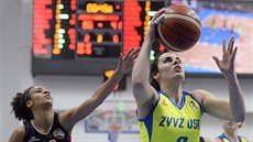 Leticia Romerová (vpravo) z USK Praha útočí na koš Hradce Králové, atakuje ji... Leticia Romerová (vpravo) z USK Praha útočí na koš Hradce Králové, atakuje ji...