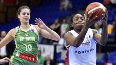 Veronika Remenárová (vlevo) z KP Brno stíhá Krystal Vaughnovou z Nymburka. Veronika Remenárová (vlevo) z KP Brno stíhá Krystal Vaughnovou z Nymburka.