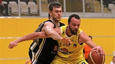 Martin Novák (vpravo) z Olomoucka pod tlakem Martina Peterky z Nymburka. Martin Novák (vpravo) z Olomoucka pod tlakem Martina Peterky z Nymburka.