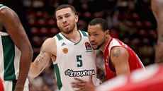 Andrew Goudelock (vpravo) z Milána a Mike James z  Panathinaikosu se petlaují.