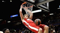 Mindaugas Kuzminskas z Milána smeuje proti Panathinaikosu.