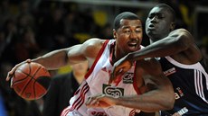 David Simon (vlevo) v dresu Štrasburku najíždí kolem Frejuse Zerba z Gravelines. David Simon (vlevo) v dresu Štrasburku najíždí kolem Frejuse Zerba z Gravelines.