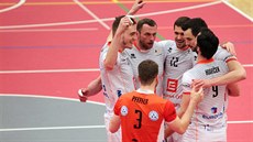 Volejbalisté Karlovarska slaví úspěšnou akci proti Českým Budějovicím. Volejbalisté Karlovarska slaví úspěšnou akci proti Českým Budějovicím.