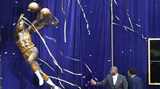 Magic Johnson pomáhá s odhalením sochy pro Elgina Baylora, hvězdy Minneapolis... Magic Johnson pomáhá s odhalením sochy pro Elgina Baylora, hvězdy Minneapolis...