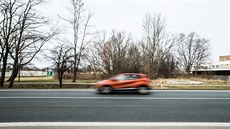 Nová ulice má ústit mezi Hradeckou pekárnou a garážemi, kde je nyní náletová... Nová ulice má ústit mezi Hradeckou pekárnou a garážemi, kde je nyní náletová...