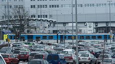Zaměstnancům závodu Škoda Kvasiny zastavuje vlak přímo u hlavní brány. Zaměstnancům závodu Škoda Kvasiny zastavuje vlak přímo u hlavní brány.