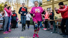 Hradecké gymnázium uspořádalo nadační běh na podporu výzkumu léčby nádorových... Hradecké gymnázium uspořádalo nadační běh na podporu výzkumu léčby nádorových...