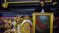 V kostele Nejsvětější Trojice v hospitálu Kuks je už na původním místě opravený... V kostele Nejsvětější Trojice v hospitálu Kuks je už na původním místě opravený...