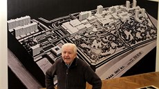 Architekt Václav Krejčí u fotografie dnes už neexistujícího modelu ústeckého... Architekt Václav Krejčí u fotografie dnes už neexistujícího modelu ústeckého...