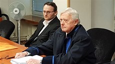 Obalovaný sedmaticetiletý Petr Benda (vlevo) u Krajského soudu v Ústí nad...