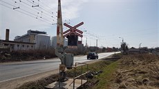 Pestavba domalické elezniní trati a pilehlé hlavní silnice na okraji Plzn...