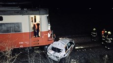 Na trati mezi Kuřimí a Tišnovem na Brněnsku spadlo auto z nadjezdu před vlak. Na trati mezi Kuřimí a Tišnovem na Brněnsku spadlo auto z nadjezdu před vlak.