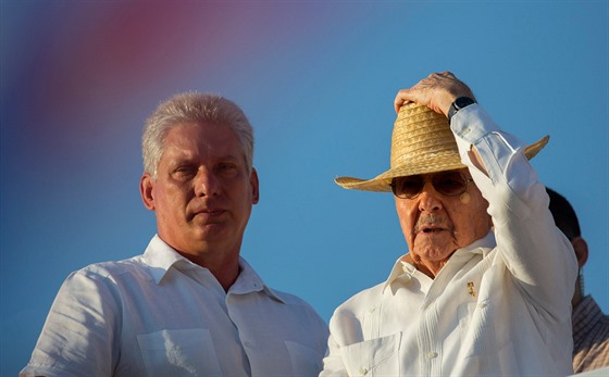 Miguel Díaz-Canel a Raúl Castro na prvomájovém pochodu v Havan (1. kvtna 2016)