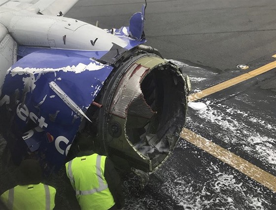 Pokozený motor letounu Boeing 737 NG spolenosti Southwest Airlines (17. dubna...