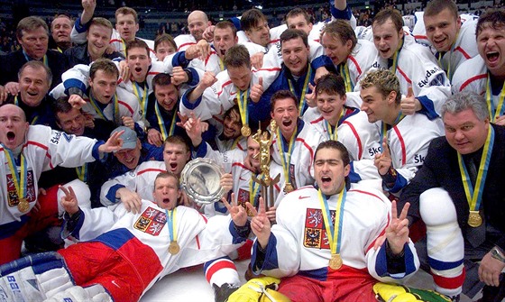 ei se radují ze zisku zlatých medailí na hokejovém ampionátu v Petrohradu....
