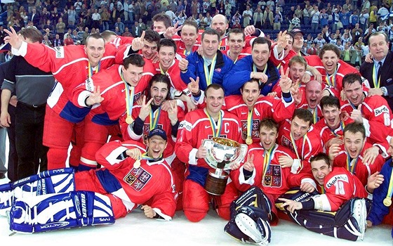 ei se radují ze zisku zlatých medailí na hokejovém ampionátu v Hannoveru....