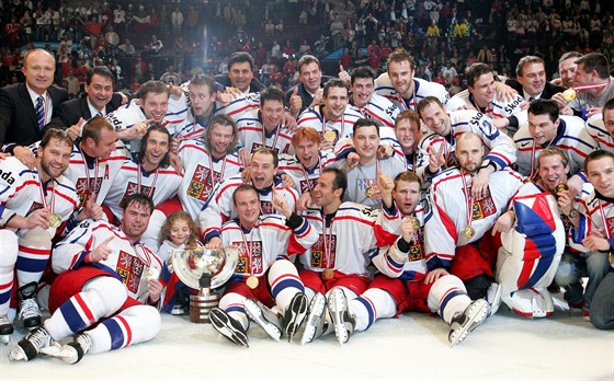 ei se radují ze zisku zlatých medailí na hokejovém ampionátu ve Vídni. (15....