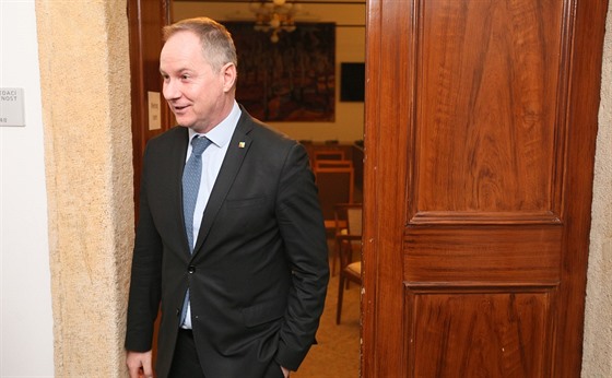 Pedseda STAN Petr Gazdík pichází na schzku demokratických stran ve Snmovn