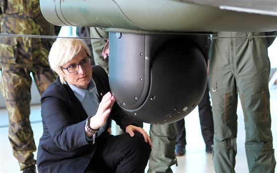 Ministryn obrany v demisi Karla lechtová na vrtulníkové základn v Námti...