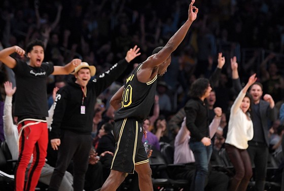Andre Ingram z LA Lakers oslavuje svou trefu, fanouci ílí nadením.