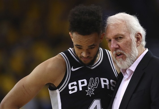 Gregg Popovich, trenér San Antonia, usmruje Derricka Whitea.