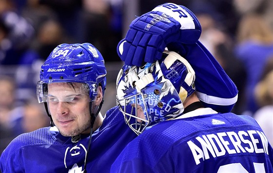 Auston Matthews a gólman Frederik Andersen oslavují výhru Toronta.