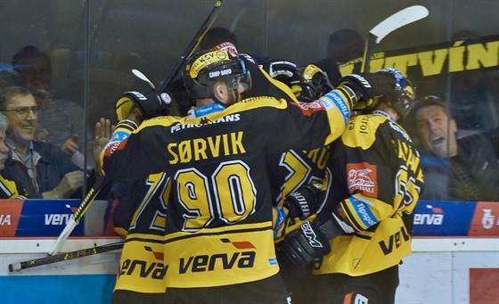 Litvínovtí hokejisté se radují z gólu proti Jihlav.