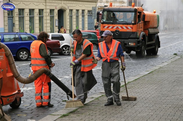 Na jae se istí nejen ulice, ale také kanalizaní vpusti.