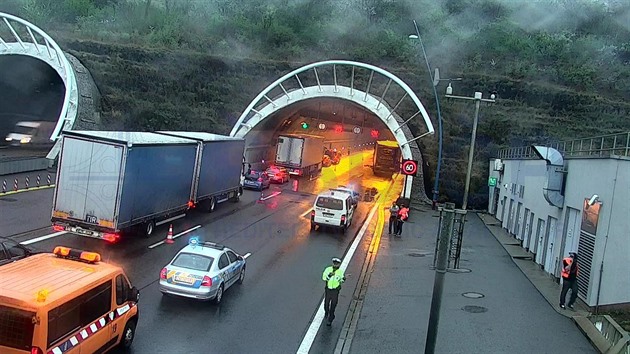 Nehoda tí kamionu v Lochkovském tunelu.(16.4.2018)