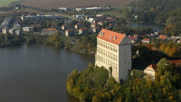 Zámek Plumlov na Prostjovsku, který se tyí nad Podhradským rybníkem.