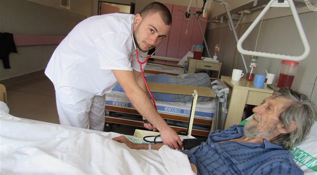 Léka Michail Voloak odeel z Ukrajiny a zaal pracovat v suické nemocnici....