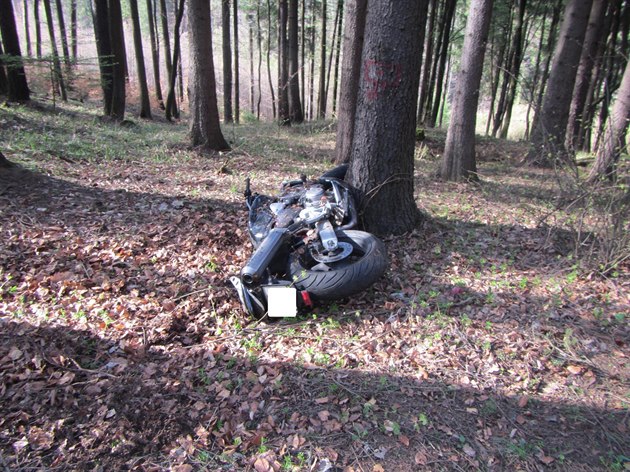 Devtadvacetiletý motocyklista nepeil u Horní Lhoty na Zlínsku elní stet s...