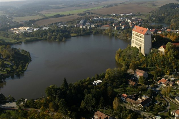 Zámek Plumlov na Prostjovsku, který se tyí nad Podhradským rybníkem.