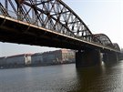 elezniní most pes Vltavu, který spojuje Výto se Smíchovem.