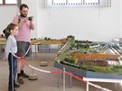 Klub železničních modelářů z Prahy 7 a NZM instalovaly železnice a kromě mašinek zde shlédnete i modely automobilů i zemědělské techniky. Klub železničních modelářů z Prahy 7 a NZM instalovaly železnice a kromě mašinek zde shlédnete i modely automobilů i zemědělské techniky.