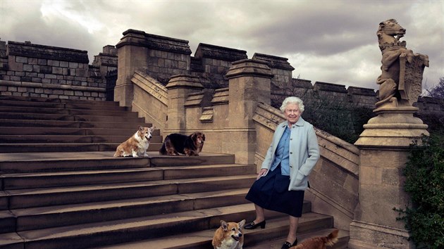 Na této oficiální fotografii vydané Buckinghamským palácem k jejím 90.... Na této oficiální fotografii vydané Buckinghamským palácem k jejím 90....