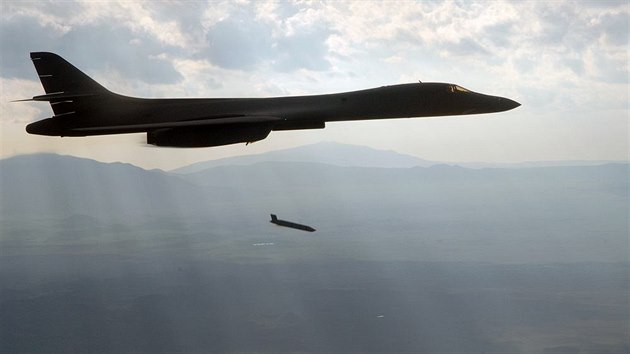 Cvičné vypuštění střely AGM-158 JASSM z bombardéru B-1B Cvičné vypuštění střely AGM-158 JASSM z bombardéru B-1B