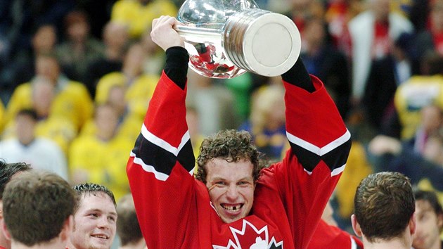 Kanaďan Dany Heatley se raduje z finálového vítězství na hokejovém šampionátu v... Kanaďan Dany Heatley se raduje z finálového vítězství na hokejovém šampionátu v...