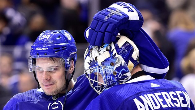 Auston Matthews a gólman Frederik Andersen oslavují výhru Toronta. Auston Matthews a gólman Frederik Andersen oslavují výhru Toronta.