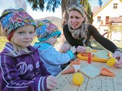 Ředitelka mateřské školy v Jakubově Petra Mrhálková s dětmi Ředitelka mateřské školy v Jakubově Petra Mrhálková s dětmi