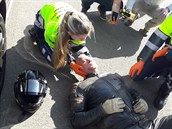 Přilbu motorkáři sundejte, jen pokud nedýchá.