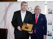 Tibor Flašík přebírá cenu pro Centropol
