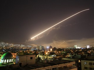Noční obloha nad Damaškem během úderů USA, Británie a Francie na Sýrii (14....