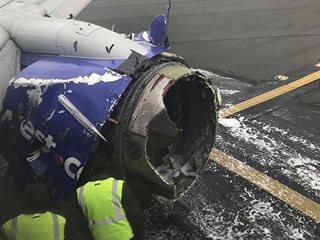 Poškozený motor letounu spolešnosti Southwest Airlines